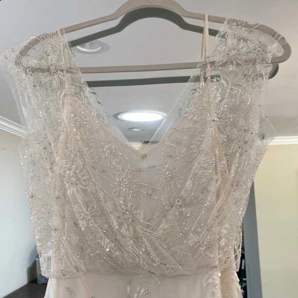 Monique Lhuillier - never been worn! Wedding dress - Picture 2 of 9